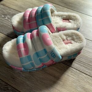 UGG Maxi Platform Slides pink and blue